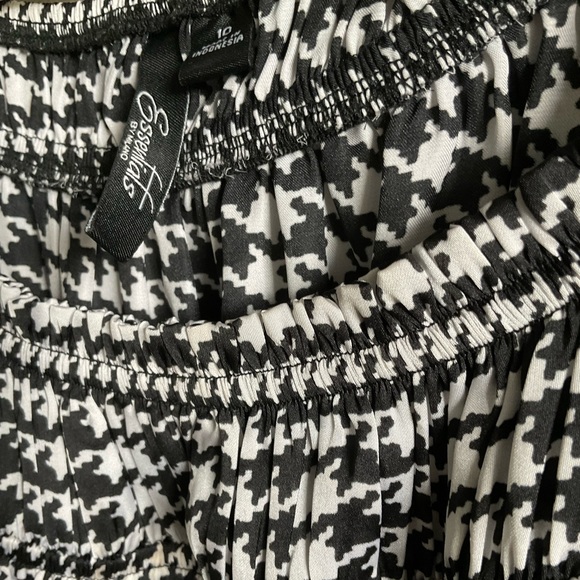 This dress comes with a houndstooth pattern on top with an adjustable tie waste - Picture 2 of 4